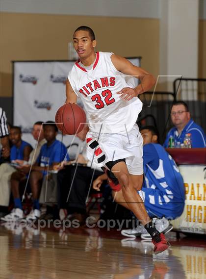 Thumbnail 2 in Antelope vs. De La Salle (MaxPreps Holiday Classic) photogallery.