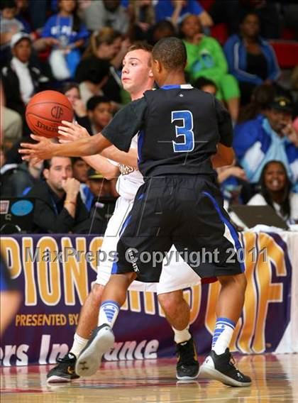 Thumbnail 1 in Oaks Christian vs. Windward (CIF SoCal D4 Regional Final) photogallery.