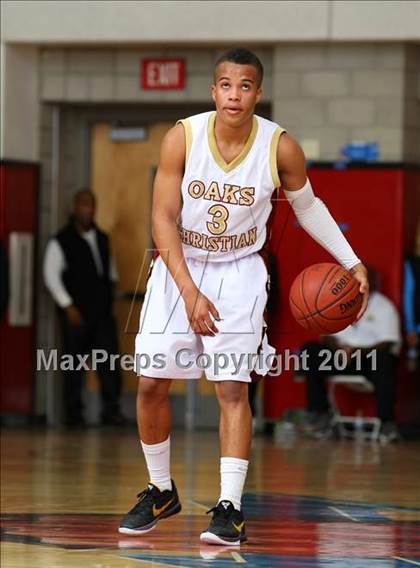 Thumbnail 1 in Oaks Christian vs. Windward (CIF SoCal D4 Regional Final) photogallery.
