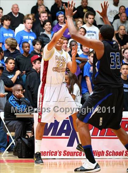 Thumbnail 1 in Oaks Christian vs. Windward (CIF SoCal D4 Regional Final) photogallery.