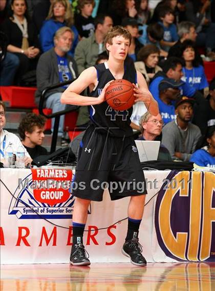 Thumbnail 1 in Oaks Christian vs. Windward (CIF SoCal D4 Regional Final) photogallery.