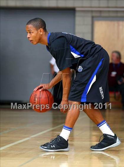 Thumbnail 1 in Oaks Christian vs. Windward (CIF SoCal D4 Regional Final) photogallery.