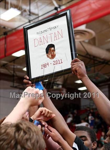 Thumbnail 3 in Oaks Christian vs. Windward (CIF SoCal D4 Regional Final) photogallery.