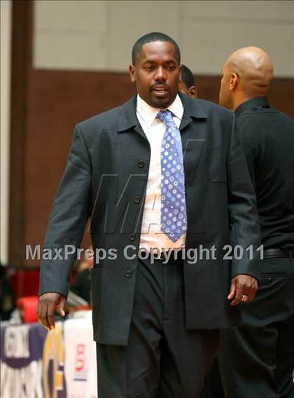 Thumbnail 1 in Oaks Christian vs. Windward (CIF SoCal D4 Regional Final) photogallery.