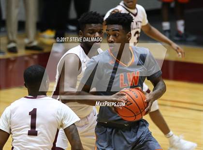 Thumbnail 2 in Landry-Walker vs Chalmette (Allstate Sugar Bowl Classic) photogallery.