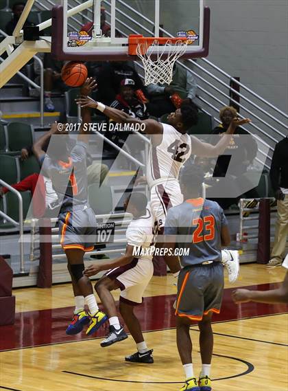 Thumbnail 1 in Landry-Walker vs Chalmette (Allstate Sugar Bowl Classic) photogallery.