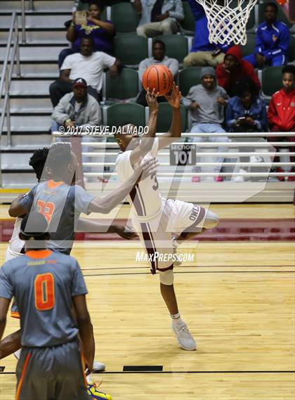 Thumbnail 2 in Landry-Walker vs Chalmette (Allstate Sugar Bowl Classic) photogallery.