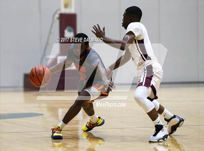 Thumbnail 1 in Landry-Walker vs Chalmette (Allstate Sugar Bowl Classic) photogallery.