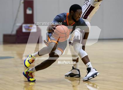 Thumbnail 2 in Landry-Walker vs Chalmette (Allstate Sugar Bowl Classic) photogallery.