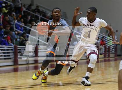 Thumbnail 3 in Landry-Walker vs Chalmette (Allstate Sugar Bowl Classic) photogallery.