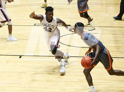 Thumbnail 3 in Landry-Walker vs Chalmette (Allstate Sugar Bowl Classic) photogallery.