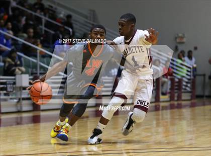 Thumbnail 2 in Landry-Walker vs Chalmette (Allstate Sugar Bowl Classic) photogallery.
