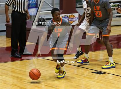 Thumbnail 2 in Landry-Walker vs Chalmette (Allstate Sugar Bowl Classic) photogallery.