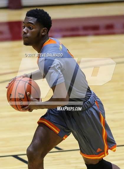 Thumbnail 2 in Landry-Walker vs Chalmette (Allstate Sugar Bowl Classic) photogallery.