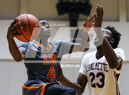 Thumbnail 2 in Landry-Walker vs Chalmette (Allstate Sugar Bowl Classic) photogallery.