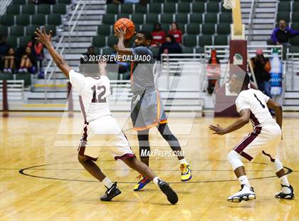 Thumbnail 1 in Landry-Walker vs Chalmette (Allstate Sugar Bowl Classic) photogallery.