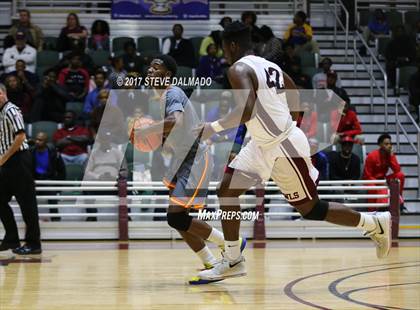 Thumbnail 1 in Landry-Walker vs Chalmette (Allstate Sugar Bowl Classic) photogallery.