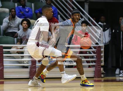 Thumbnail 3 in Landry-Walker vs Chalmette (Allstate Sugar Bowl Classic) photogallery.