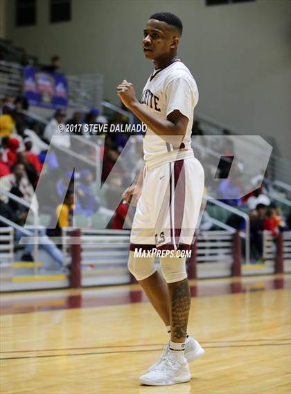 Thumbnail 3 in Landry-Walker vs Chalmette (Allstate Sugar Bowl Classic) photogallery.