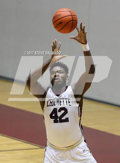 Thumbnail 3 in Landry-Walker vs Chalmette (Allstate Sugar Bowl Classic) photogallery.