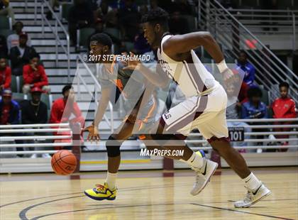 Thumbnail 3 in Landry-Walker vs Chalmette (Allstate Sugar Bowl Classic) photogallery.
