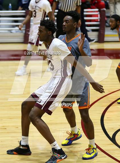 Thumbnail 2 in Landry-Walker vs Chalmette (Allstate Sugar Bowl Classic) photogallery.