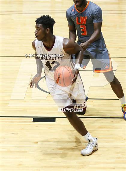 Thumbnail 2 in Landry-Walker vs Chalmette (Allstate Sugar Bowl Classic) photogallery.