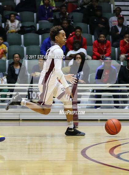 Thumbnail 2 in Landry-Walker vs Chalmette (Allstate Sugar Bowl Classic) photogallery.