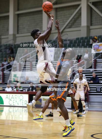 Thumbnail 3 in Landry-Walker vs Chalmette (Allstate Sugar Bowl Classic) photogallery.