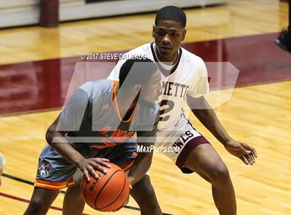 Thumbnail 3 in Landry-Walker vs Chalmette (Allstate Sugar Bowl Classic) photogallery.