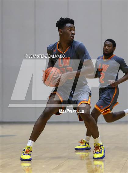Thumbnail 3 in Landry-Walker vs Chalmette (Allstate Sugar Bowl Classic) photogallery.