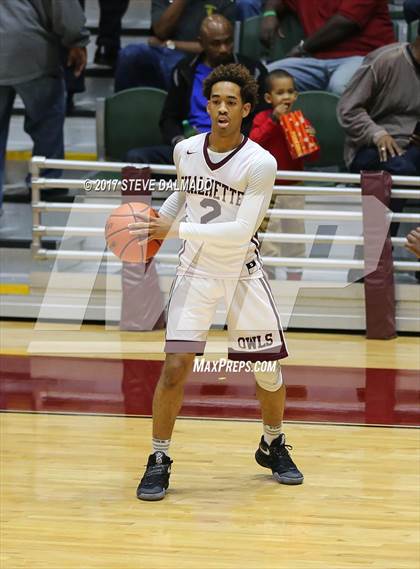Thumbnail 1 in Landry-Walker vs Chalmette (Allstate Sugar Bowl Classic) photogallery.
