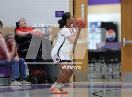 Thumbnail 2 in Logan Elm vs. Circleville (OHSAA D4 District Final) photogallery.