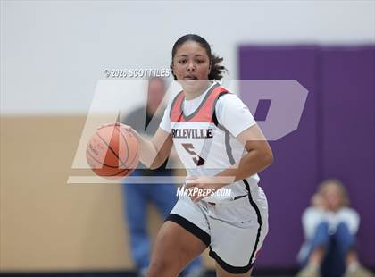Thumbnail 3 in Logan Elm vs. Circleville (OHSAA D4 District Final) photogallery.