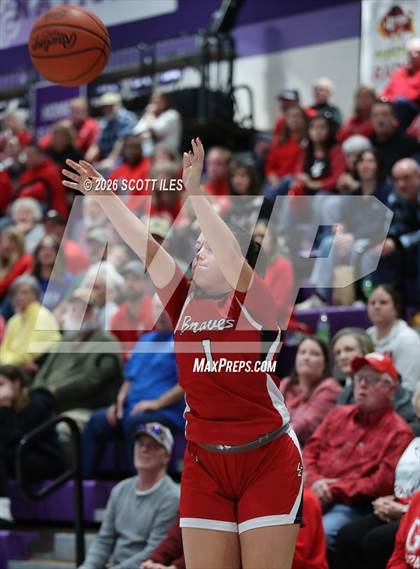 Thumbnail 2 in Logan Elm vs. Circleville (OHSAA D4 District Final) photogallery.