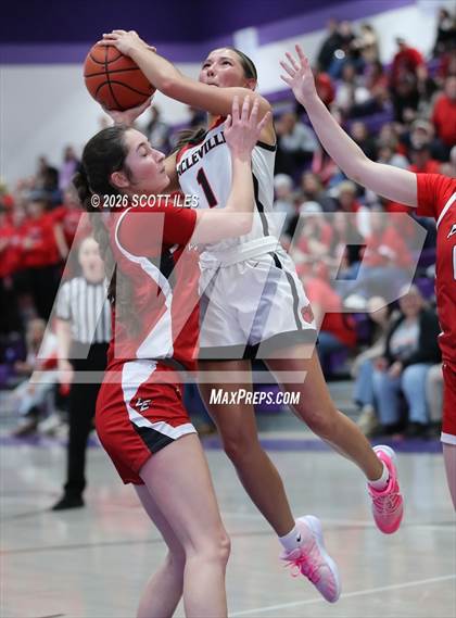 Thumbnail 3 in Logan Elm vs. Circleville (OHSAA D4 District Final) photogallery.