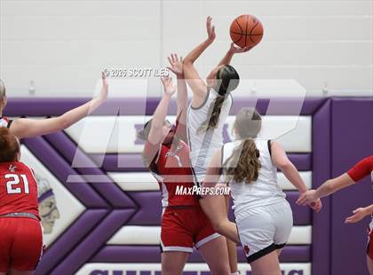 Thumbnail 3 in Logan Elm vs. Circleville (OHSAA D4 District Final) photogallery.