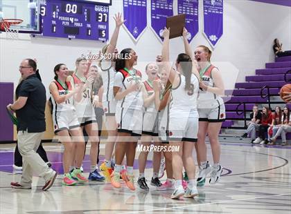 Thumbnail 3 in Logan Elm vs. Circleville (OHSAA D4 District Final) photogallery.