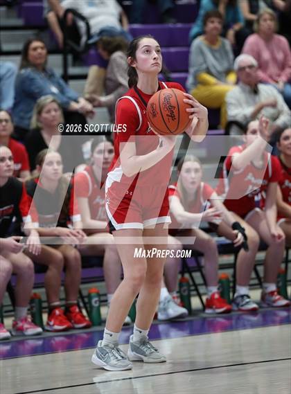 Thumbnail 2 in Logan Elm vs. Circleville (OHSAA D4 District Final) photogallery.