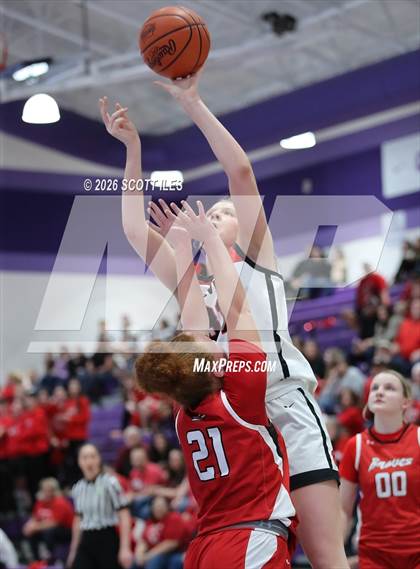 Thumbnail 2 in Logan Elm vs. Circleville (OHSAA D4 District Final) photogallery.