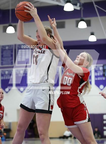 Thumbnail 1 in Logan Elm vs. Circleville (OHSAA D4 District Final) photogallery.