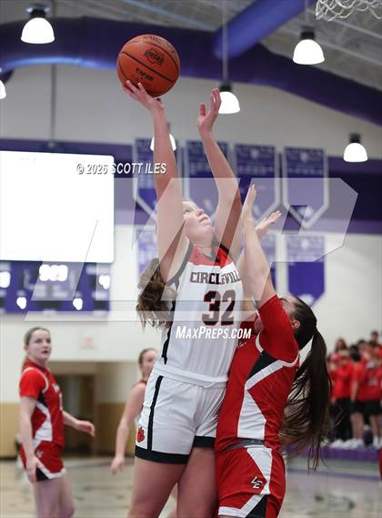 Thumbnail 2 in Logan Elm vs. Circleville (OHSAA D4 District Final) photogallery.