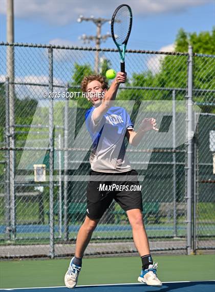 Thumbnail 2 in Hendersonville vs Wilson Central (District 9AA Team) photogallery.