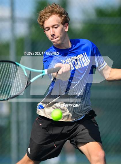 Thumbnail 2 in Hendersonville vs Wilson Central (District 9AA Team) photogallery.