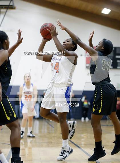 Thumbnail 3 in Chilton County vs. Isabella (Chilton County Tournament) photogallery.