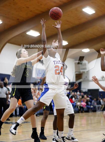 Thumbnail 3 in Chilton County vs. Isabella (Chilton County Tournament) photogallery.