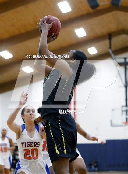 Thumbnail 3 in Chilton County vs. Isabella (Chilton County Tournament) photogallery.