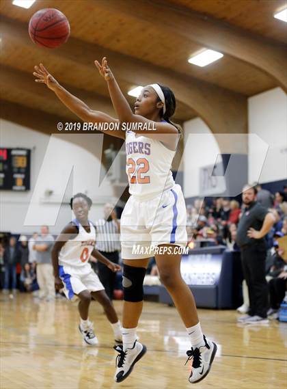 Thumbnail 3 in Chilton County vs. Isabella (Chilton County Tournament) photogallery.