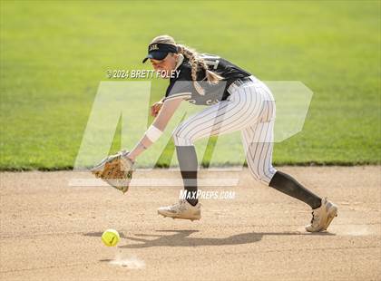 Thumbnail 2 in Lincoln Southeast vs. Gretna photogallery.