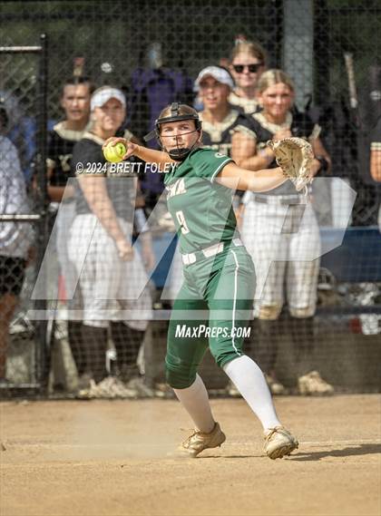 Thumbnail 2 in Lincoln Southeast vs. Gretna photogallery.
